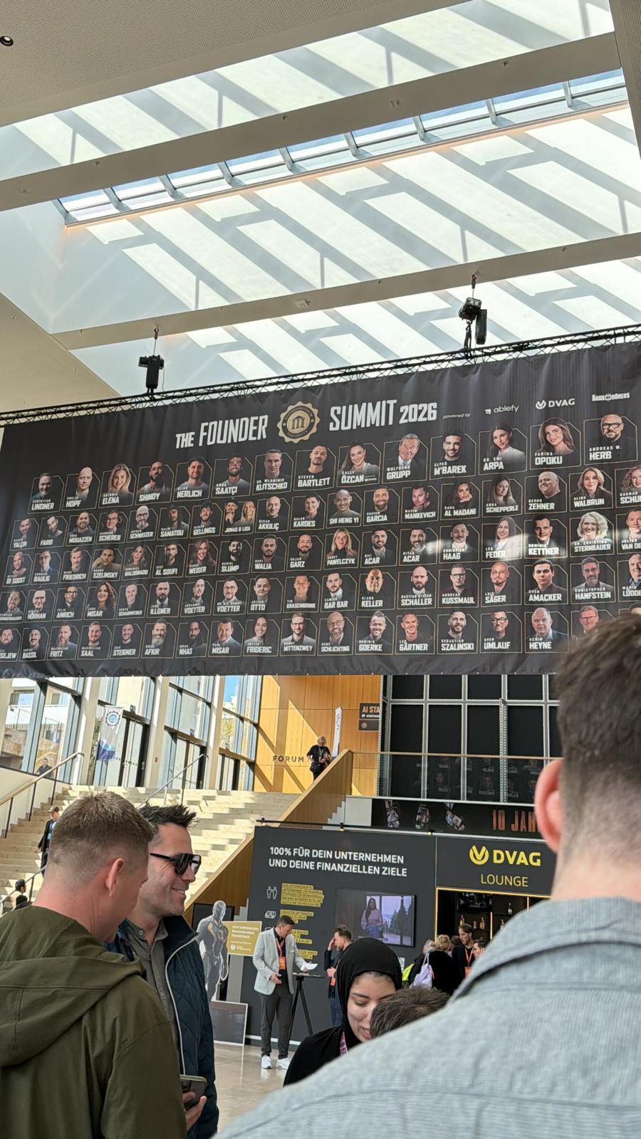Foto Lineup Eingangshalle.jpeg